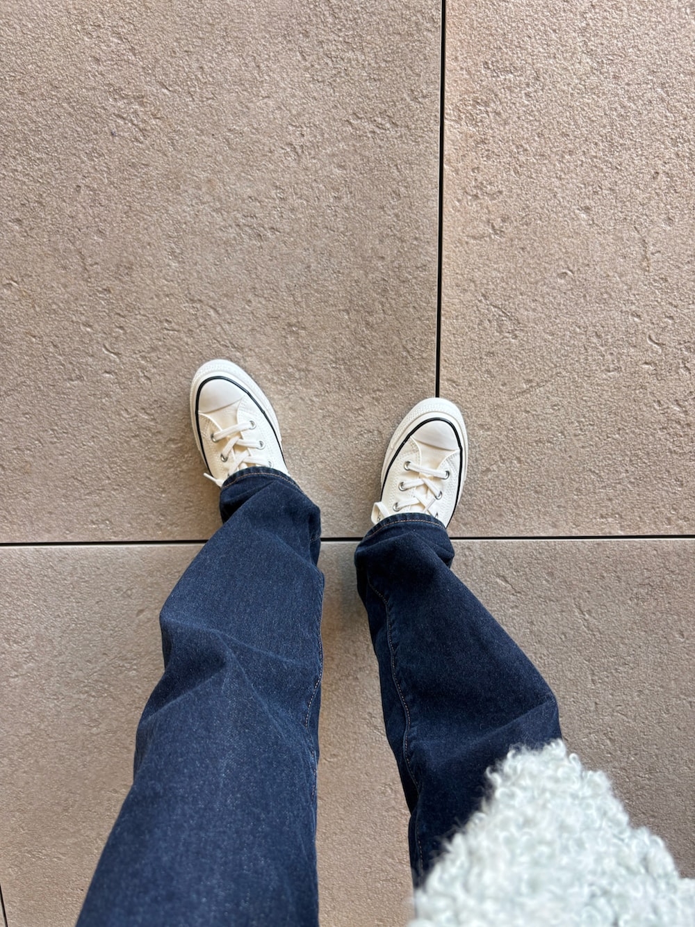 ホワイト系のスニーカー、ブルー系のカーディガン/ボレロ、グリーン系のピーコートを着用したレディースの冬コーディネートの4枚目の写真