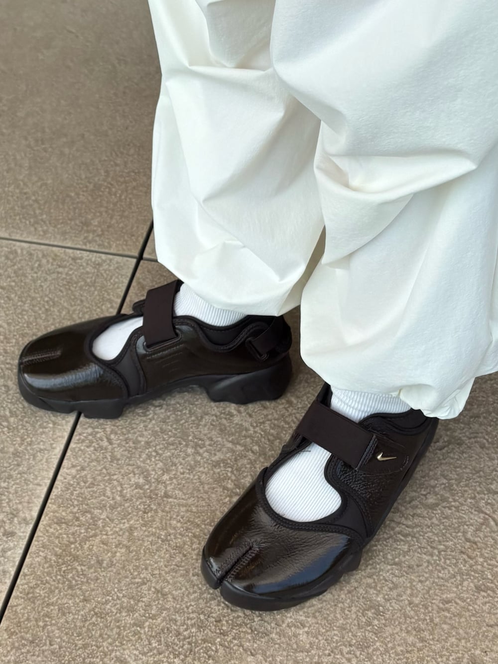 ホワイト系のカーディガン/ボレロ、ホワイト系のその他パンツ、ブラウン系のトートバッグを着用したレディースの春コーディネートの5枚目の写真