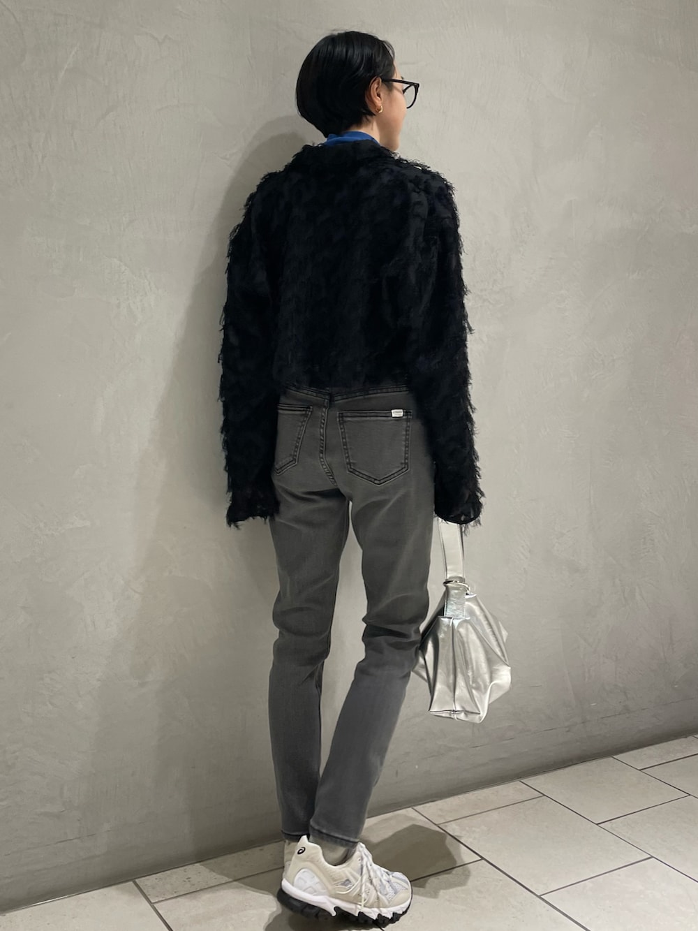 ブラック系のシャツ/ブラウス、ブルー系のTシャツ/カットソー、ブラック系のパンツを着用したレディースの冬コーディネートの3枚目の写真