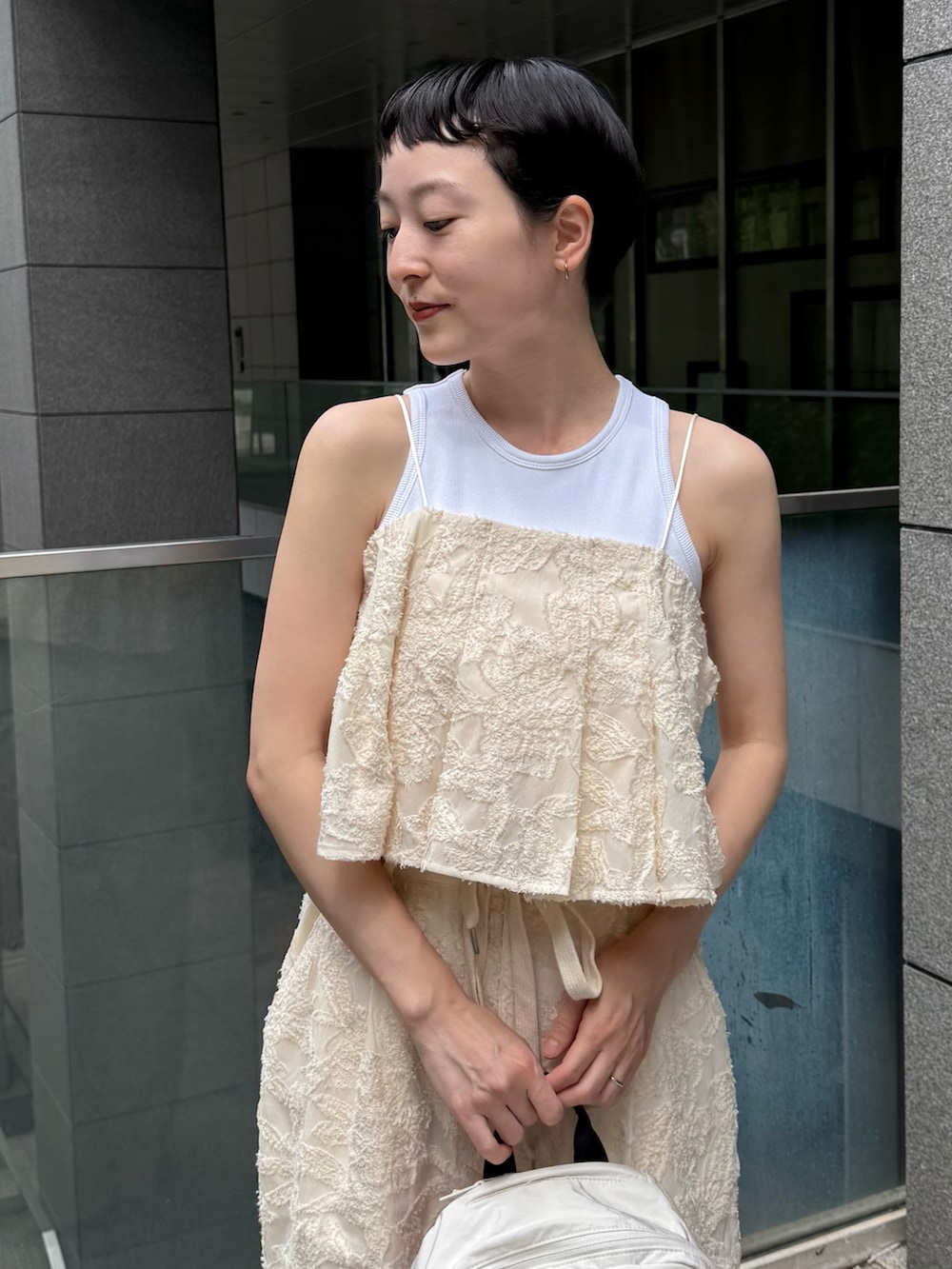 ホワイト系のTシャツ/カットソー、ホワイト系のシャツ/ブラウス、ホワイト系のその他パンツを着用したレディースの夏コーディネートの4枚目の写真