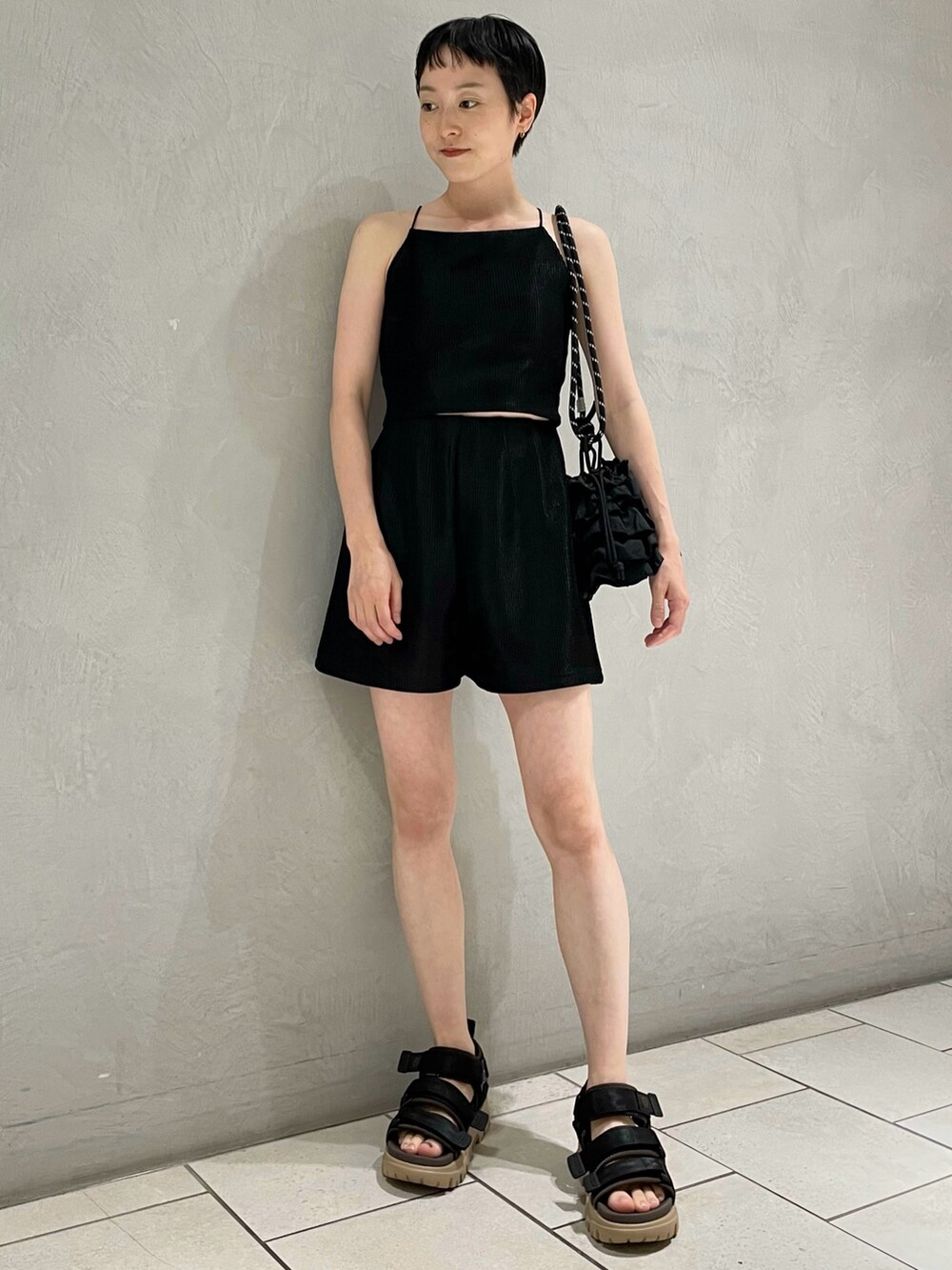 ベージュ系のシャツ/ブラウス、ブラック系のショルダーバッグ、ブラック系のサンダルを着用したレディースの夏コーディネートの5枚目の写真