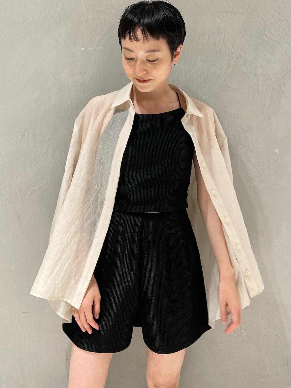 ベージュ系のシャツ/ブラウス、ブラック系のショルダーバッグ、ブラック系のサンダルを着用したレディースの夏コーディネートの3枚目の写真