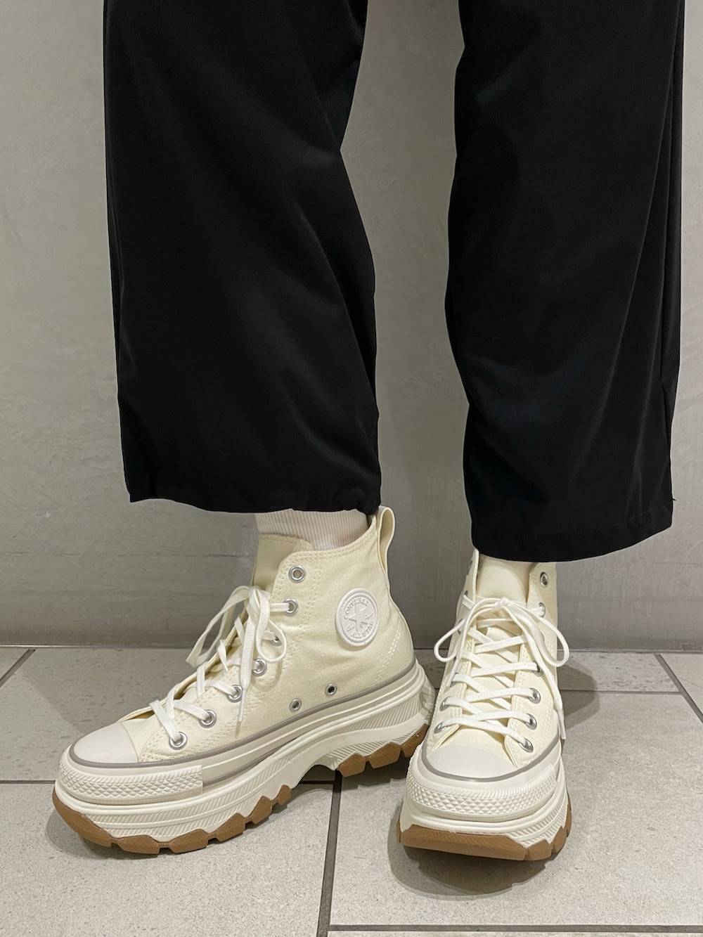 ホワイト系のキャミソール、ブラック系のタンクトップ、ブラック系のその他パンツを着用したレディースの秋コーディネートの5枚目の写真