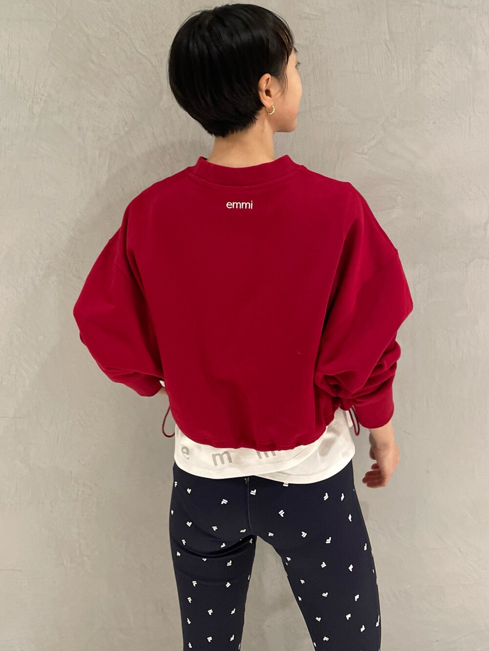 レッド系のTシャツ/カットソー、ホワイト系のTシャツ/カットソー、ブルー系のパンツを着用したレディースの冬コーディネートの5枚目の写真