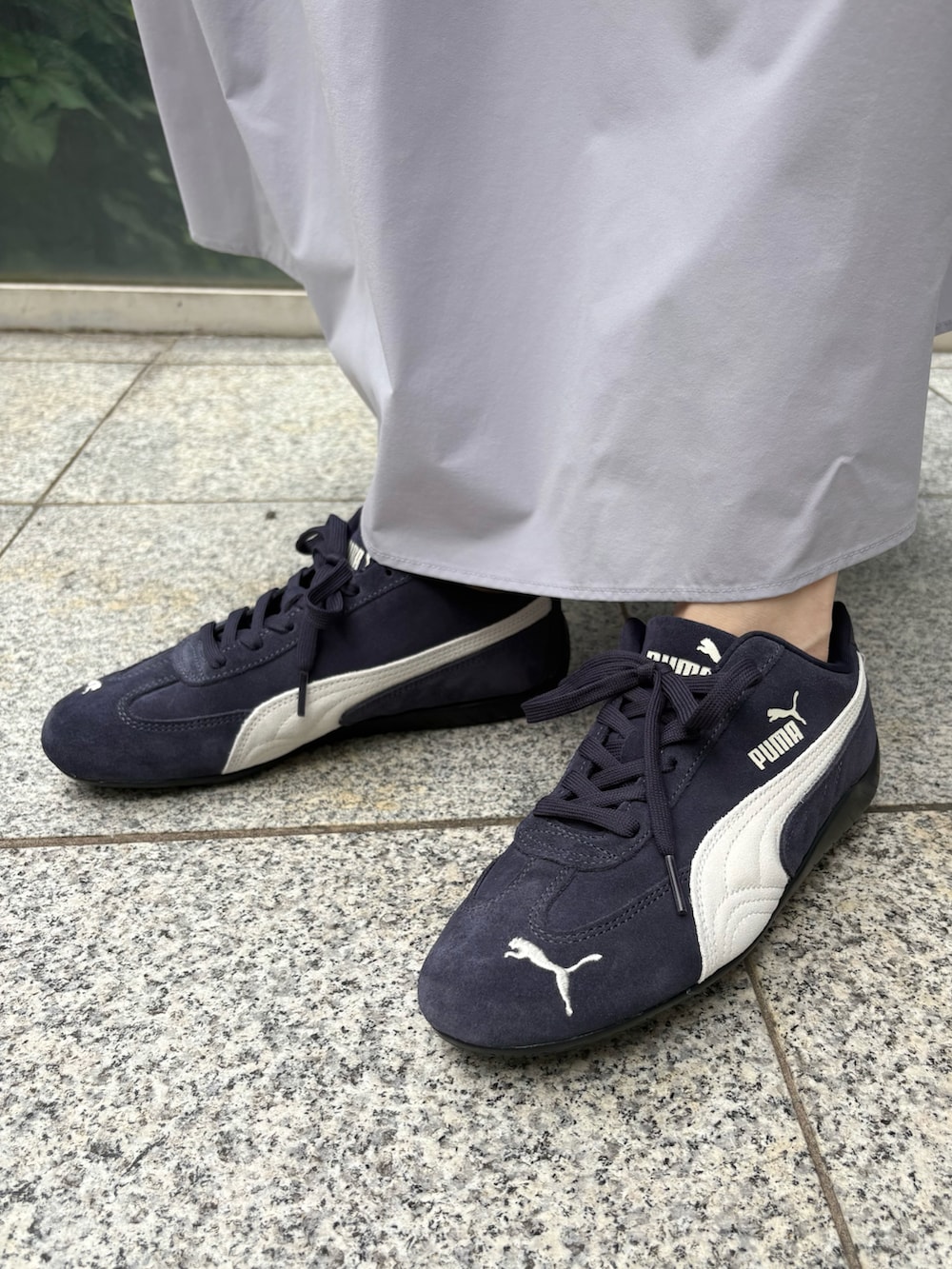 ブルー系のワンピース、ホワイト系のハンドバッグ、ブルー系のスニーカーを着用したレディースの夏コーディネートの5枚目の写真