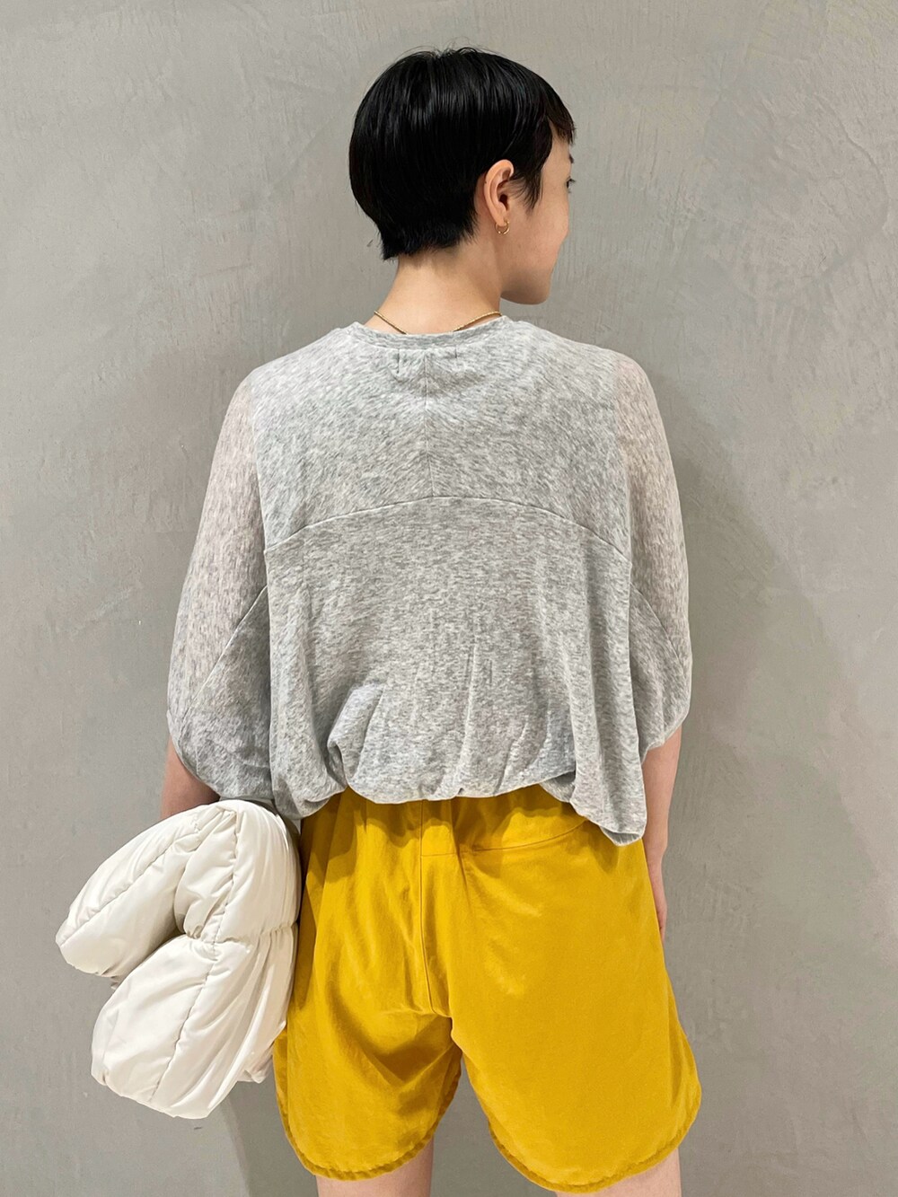 グレー系のTシャツ/カットソー、ホワイト系のトートバッグ、イエロー系のその他パンツを着用したレディースの夏コーディネートの3枚目の写真