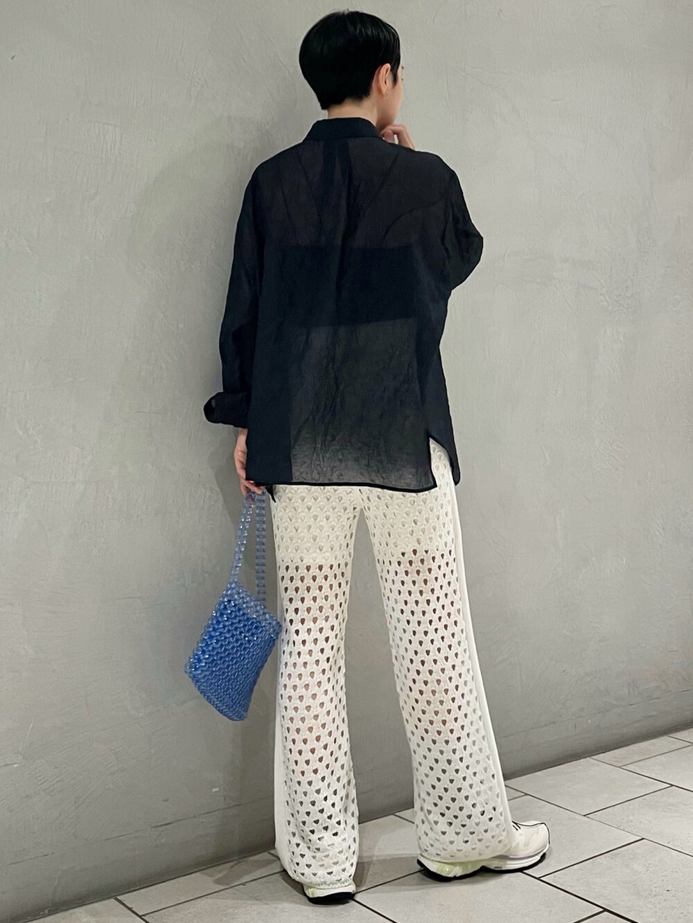 ブルー系のシャツ/ブラウス、ブラック系のキャミソール、ホワイト系のその他パンツを着用したレディースの夏コーディネートの3枚目の写真