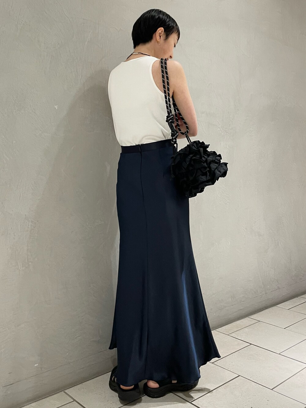 ホワイト系のTシャツ/カットソー、ブラック系のショルダーバッグ、ブルー系のスカートを着用したレディースの春コーディネートの3枚目の写真