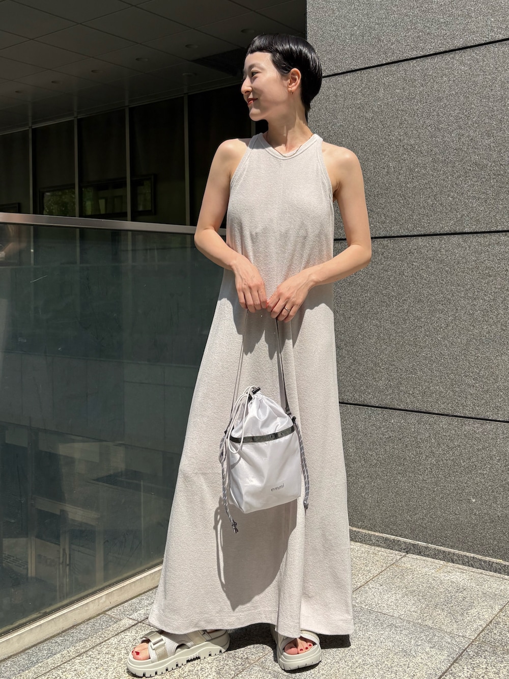 グリーン系のシャツ/ブラウス、グレー系のワンピース、グレー系のショルダーバッグを着用したレディースの夏コーディネートの2枚目の写真