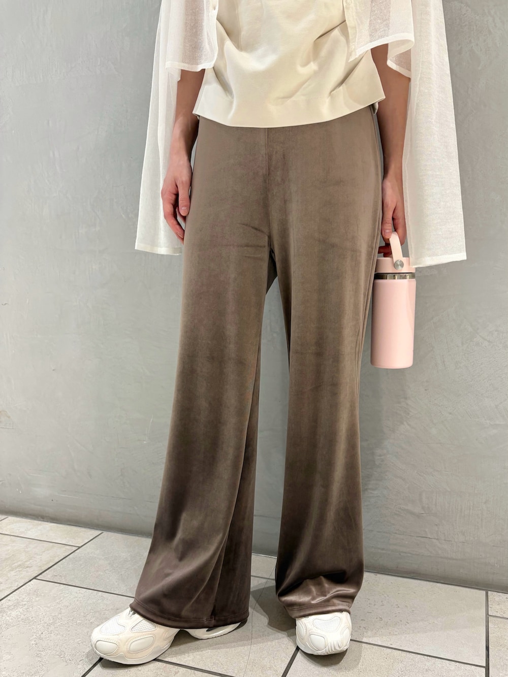 ホワイト系のカーディガン/ボレロ、ホワイト系のTシャツ/カットソー、ブラウン系のその他パンツを着用したレディースの夏コーディネートの4枚目の写真