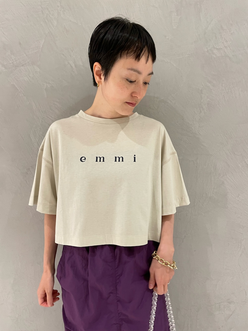 グリーン系のTシャツ/カットソー、パープル系のスカート、その他のハンドバッグを着用したレディースの夏コーディネートの4枚目の写真