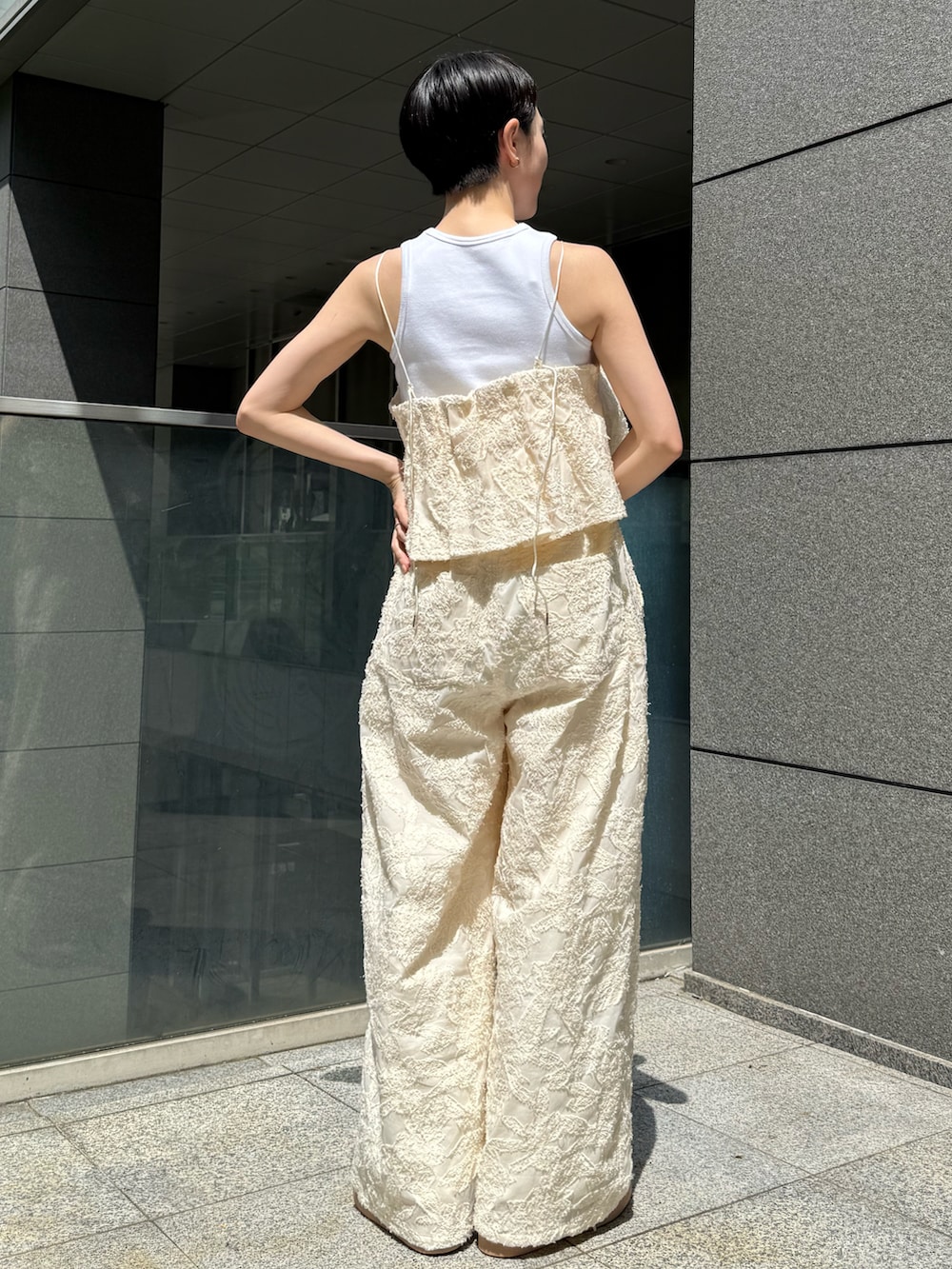 ホワイト系のTシャツ/カットソー、ホワイト系のシャツ/ブラウス、ホワイト系のその他パンツを着用したレディースの夏コーディネートの3枚目の写真