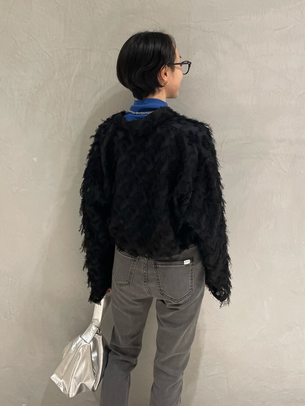 ブラック系のシャツ/ブラウス、ブルー系のTシャツ/カットソー、ブラック系のパンツを着用したレディースの冬コーディネートの5枚目の写真