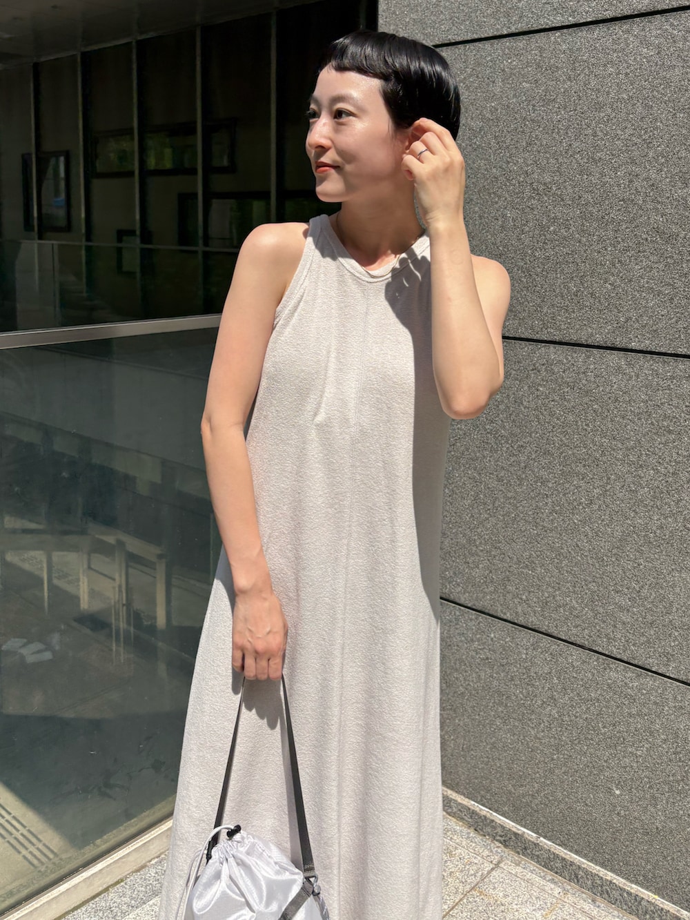 グリーン系のシャツ/ブラウス、グレー系のワンピース、グレー系のショルダーバッグを着用したレディースの夏コーディネートの3枚目の写真