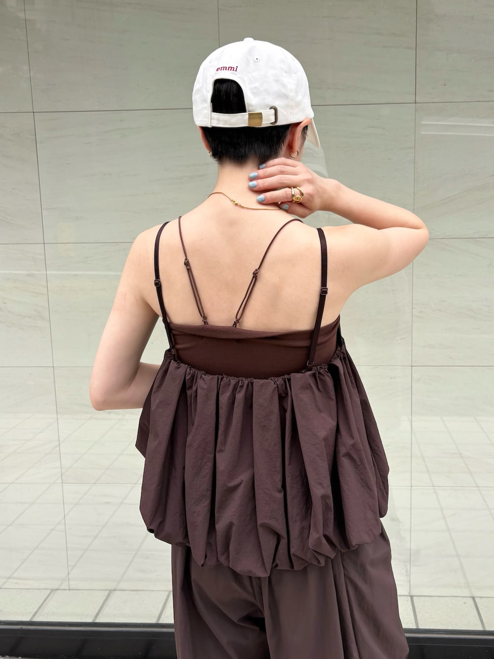 ブラック系のチューブトップ、ブラウン系のその他トップス、ブラウン系のその他パンツを着用したレディースの夏コーディネートの5枚目の写真