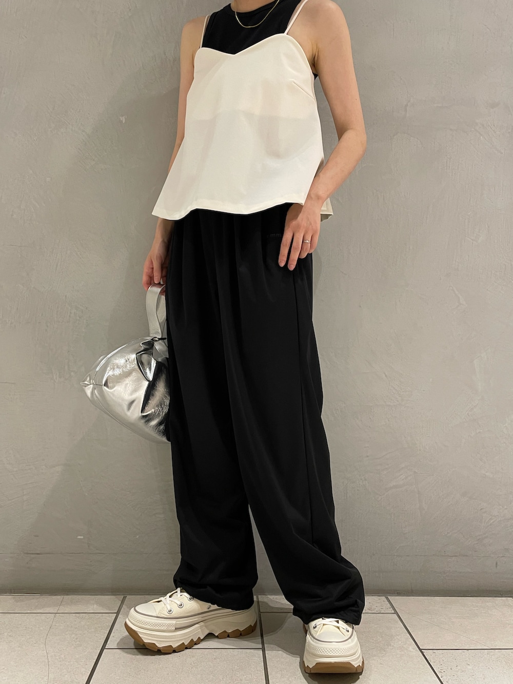 ホワイト系のキャミソール、ブラック系のタンクトップ、ブラック系のその他パンツを着用したレディースの秋コーディネートの4枚目の写真