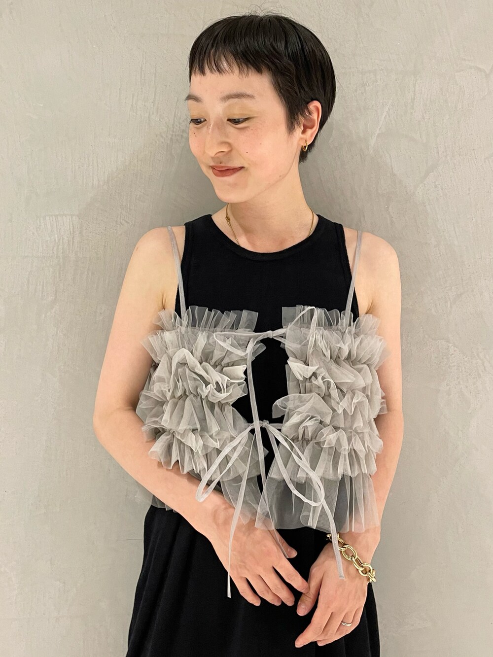 グレー系のキャミソール、ブラック系のワンピース、ブルー系のスニーカーを着用したレディースの夏コーディネートの4枚目の写真