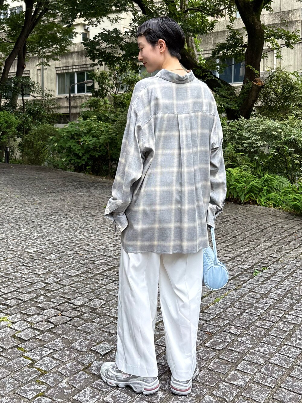 グレー系のシャツ/ブラウス、ホワイト系のその他パンツ、ブルー系のハンドバッグを着用したレディースの夏コーディネートの3枚目の写真