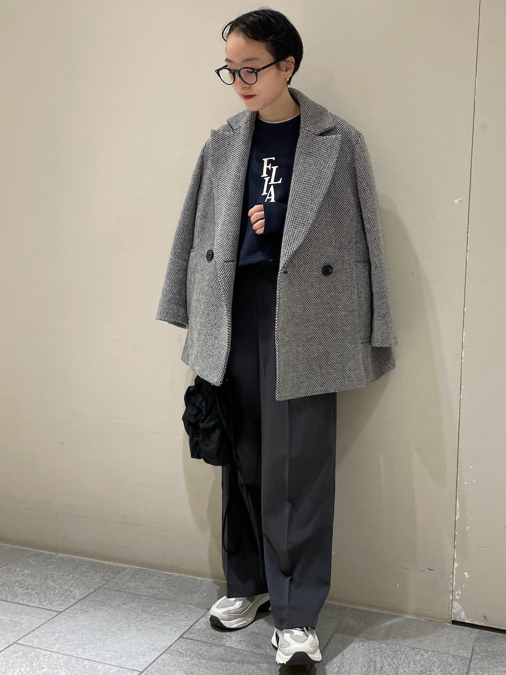 ブラック系のテーラードジャケット、ホワイト系のTシャツ/カットソー、ブルー系のTシャツ/カットソーを着用したレディースの冬コーディネートの2枚目の写真