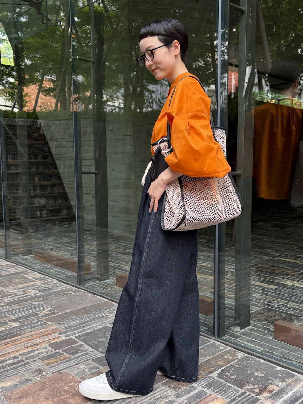 オレンジ系のシャツ/ブラウス、ブルー系のその他パンツ、その他のショルダーバッグを着用したレディースの夏コーディネートの2枚目の写真