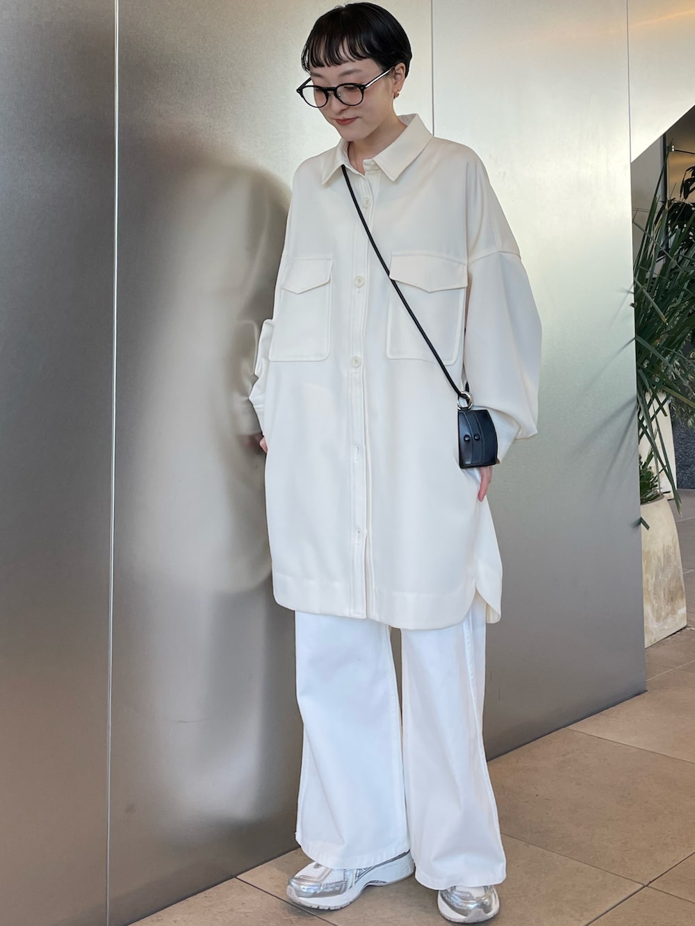 ホワイト系のその他アウター、ホワイト系のデニムパンツ、シルバー系のスニーカーを着用したレディースの冬コーディネートの2枚目の写真