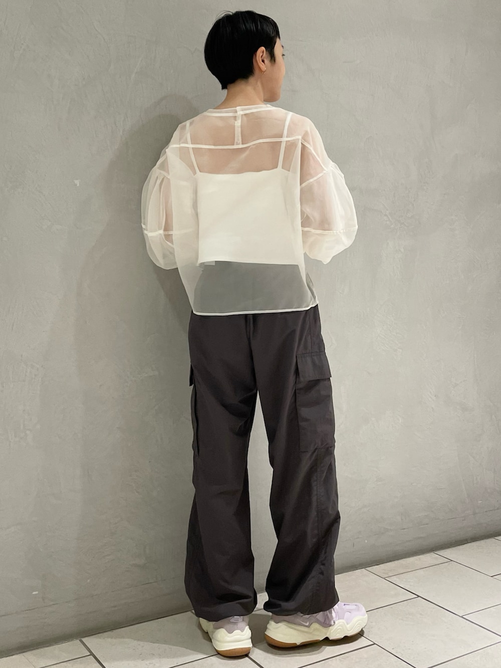 ホワイト系のTシャツ/カットソー、グレー系のその他パンツ、パープル系のスニーカーを着用したレディースの夏コーディネートの2枚目の写真