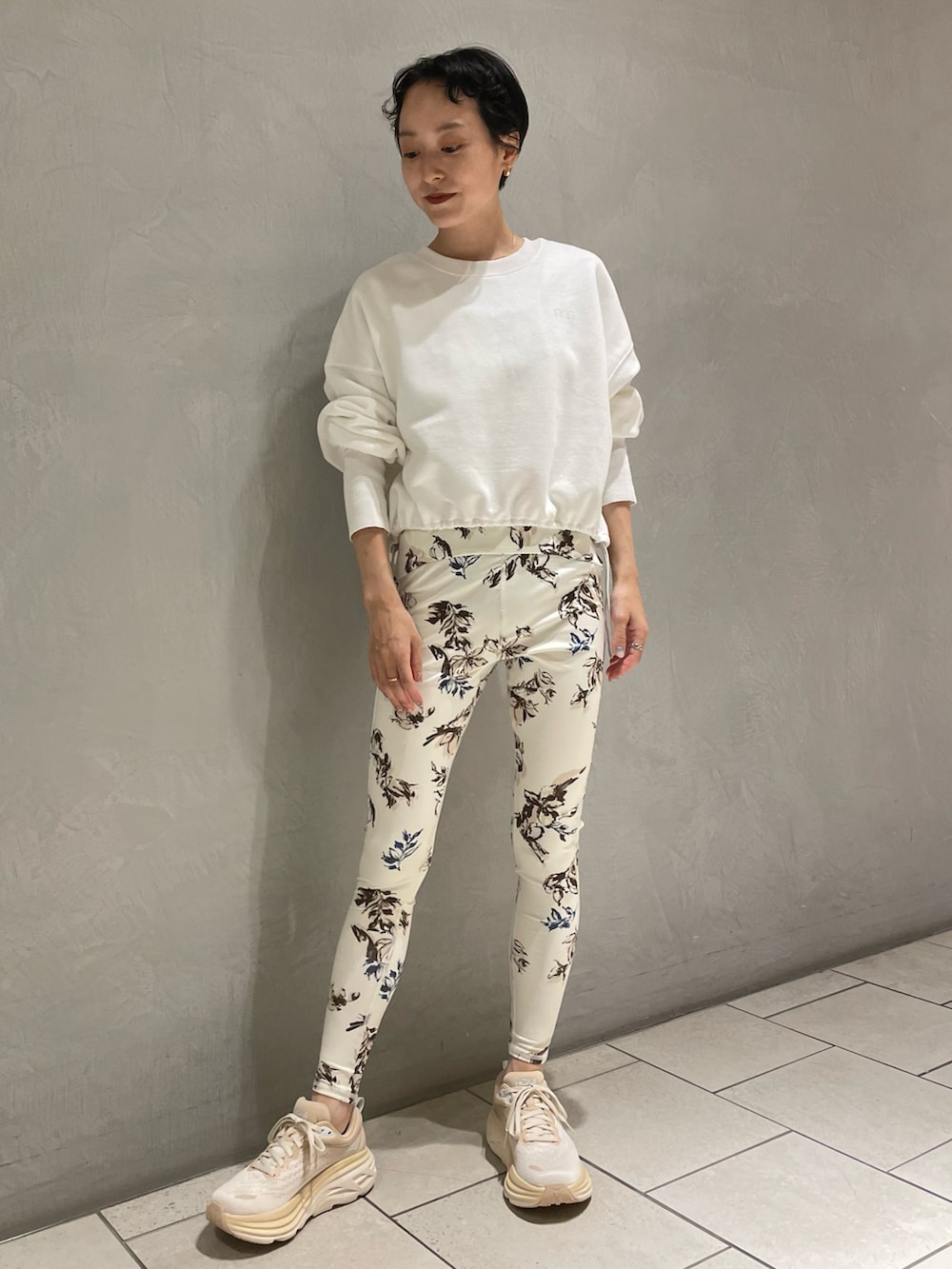 ホワイト系のTシャツ/カットソー、ベージュ系のその他アウター、ホワイト系のパンツを着用したレディースの秋コーディネートの4枚目の写真