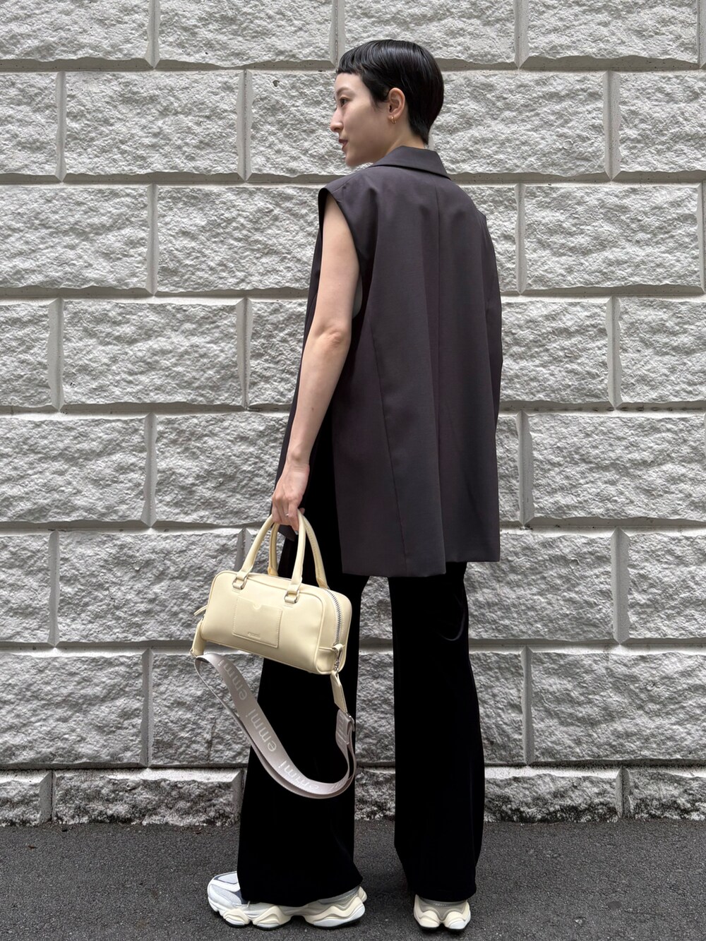 ホワイト系のタンクトップ、グレー系のその他アウター、ブラック系のその他パンツを着用したレディースの夏コーディネートの4枚目の写真