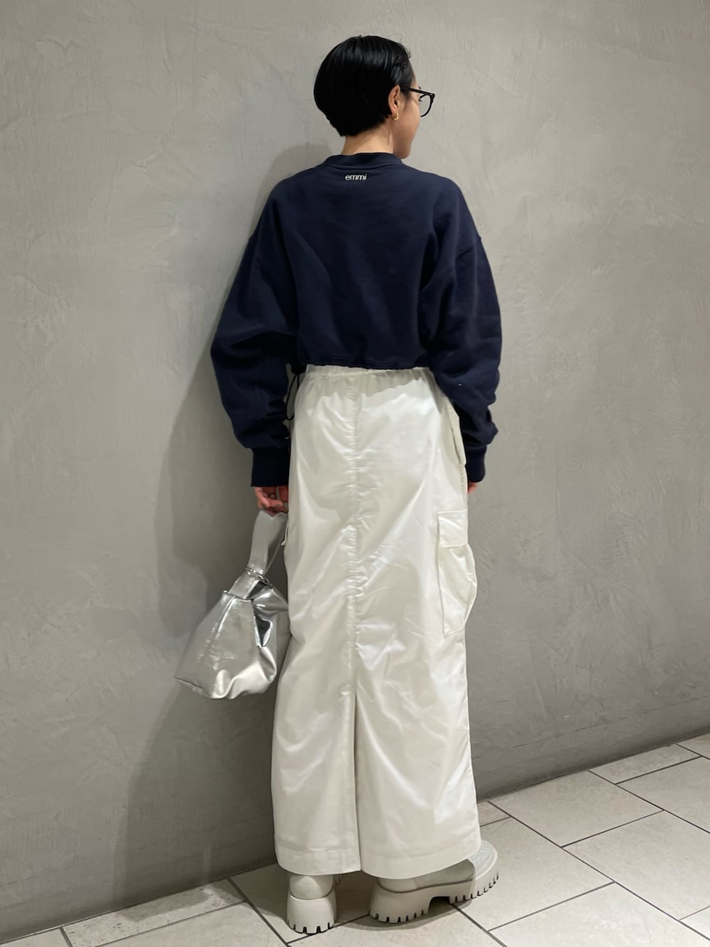 ホワイト系のTシャツ/カットソー、ブルー系のTシャツ/カットソー、ホワイト系のスカートを着用したレディースの冬コーディネートの3枚目の写真