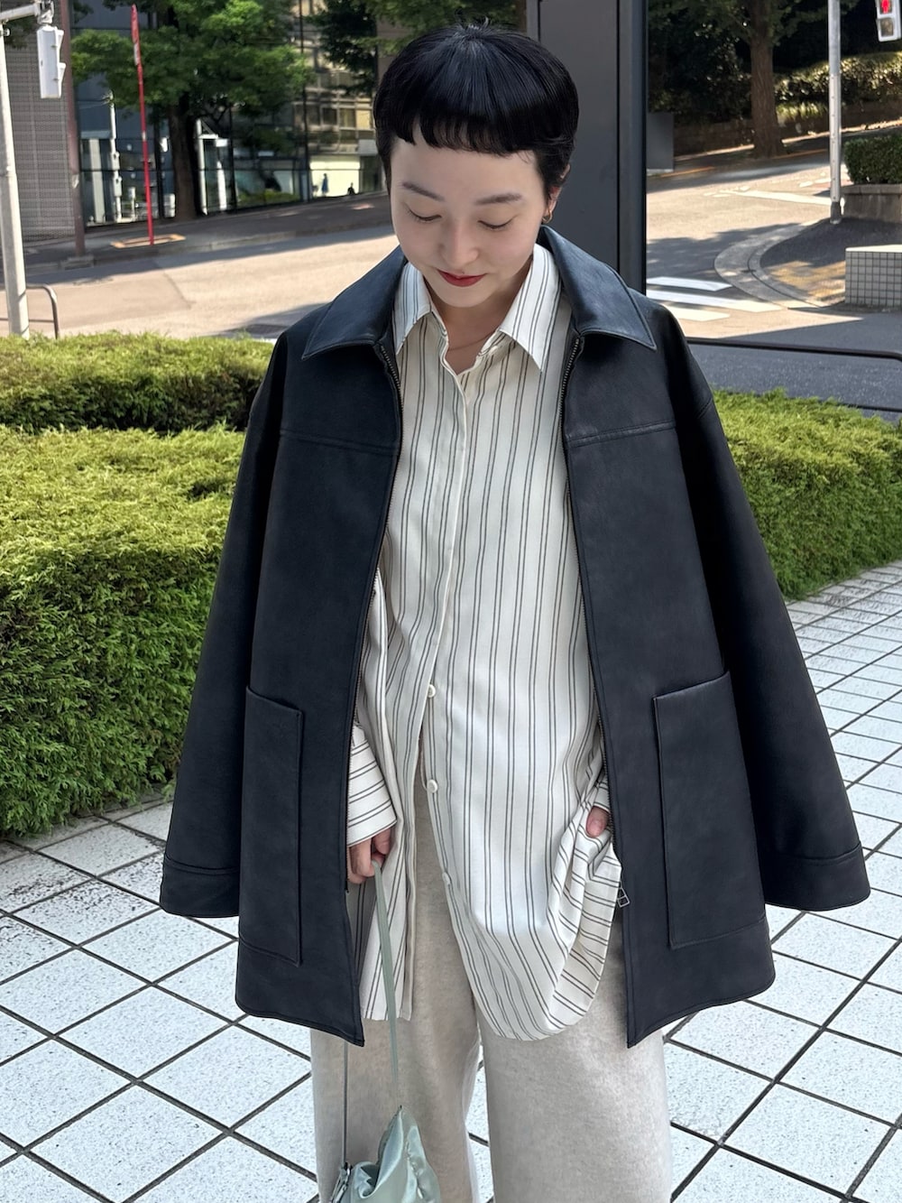 ブラック系のブルゾン、その他のシャツ/ブラウス、ベージュ系のその他パンツを着用したレディースの秋コーディネートの2枚目の写真