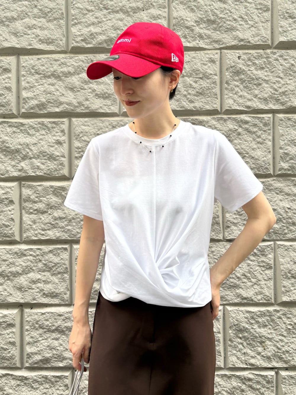 ホワイト系のTシャツ/カットソー、ブラウン系のスカート、グレー系のショルダーバッグを着用したレディースの夏コーディネートの4枚目の写真