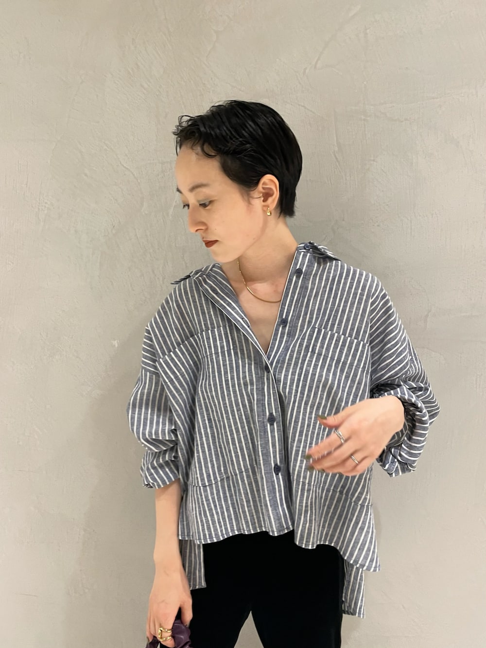 ブルー系のシャツ/ブラウス、ブラック系のパンツ、パープル系のショルダーバッグを着用したレディースの夏コーディネートの5枚目の写真