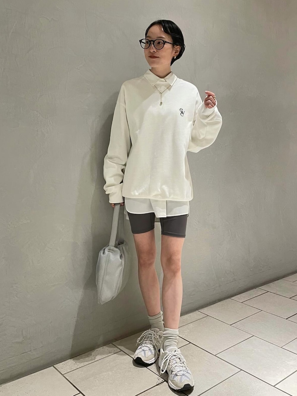 ホワイト系のTシャツ/カットソー、ホワイト系のシャツ/ブラウス、グレー系のショルダーバッグを着用したレディースの冬コーディネートの2枚目の写真