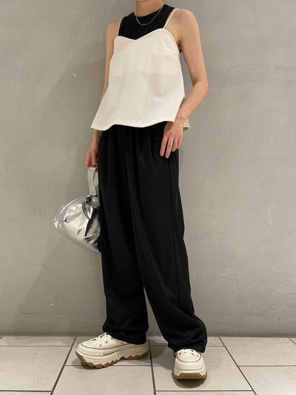 ブラック系のタンクトップ、ホワイト系のキャミソール、ブラック系のその他パンツを着用したレディースの夏コーディネートの3枚目の写真