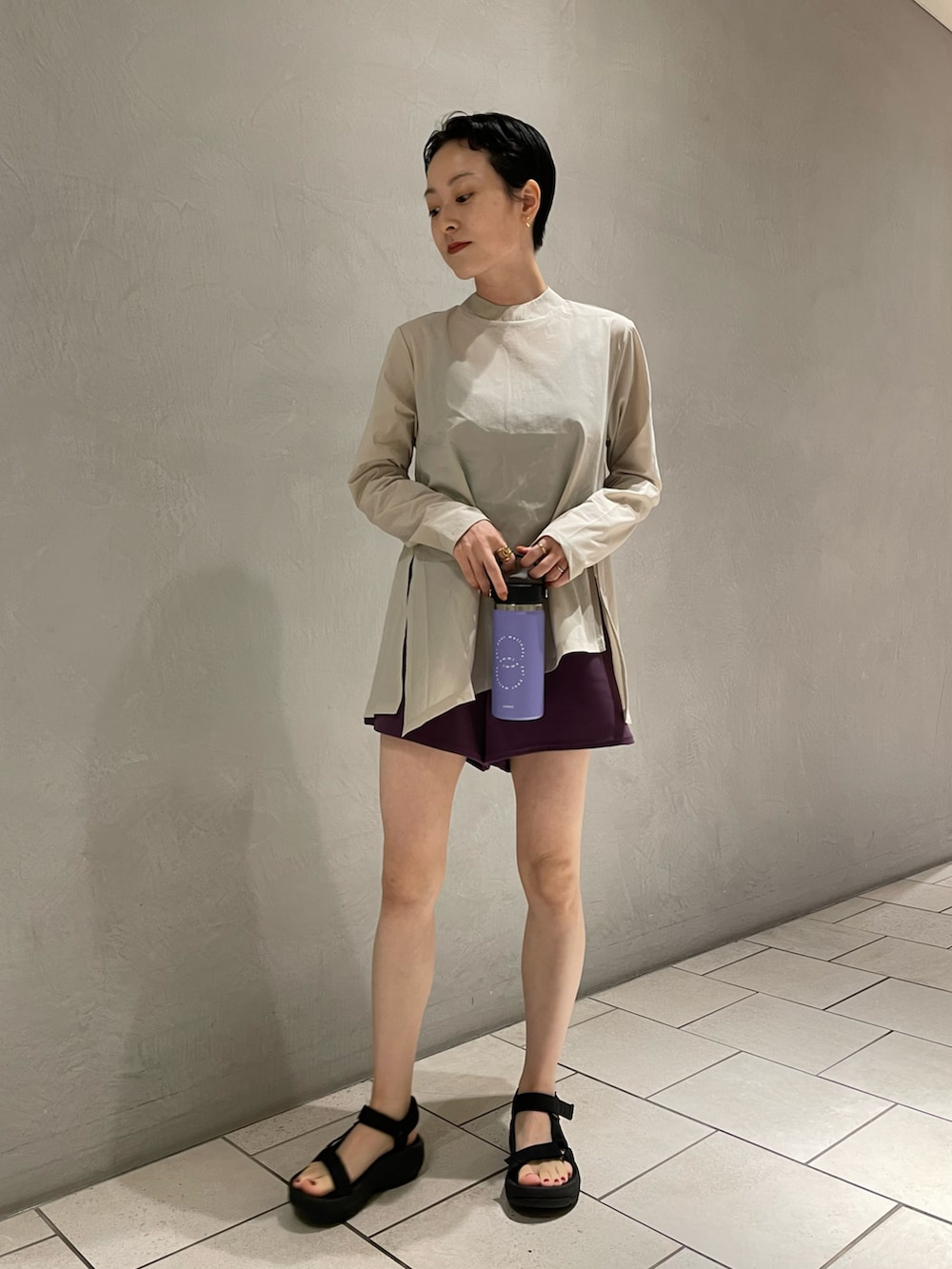 ブラック系のサンダル、ベージュ系のその他トップス、パープル系の水着を着用したレディースの夏コーディネートの2枚目の写真