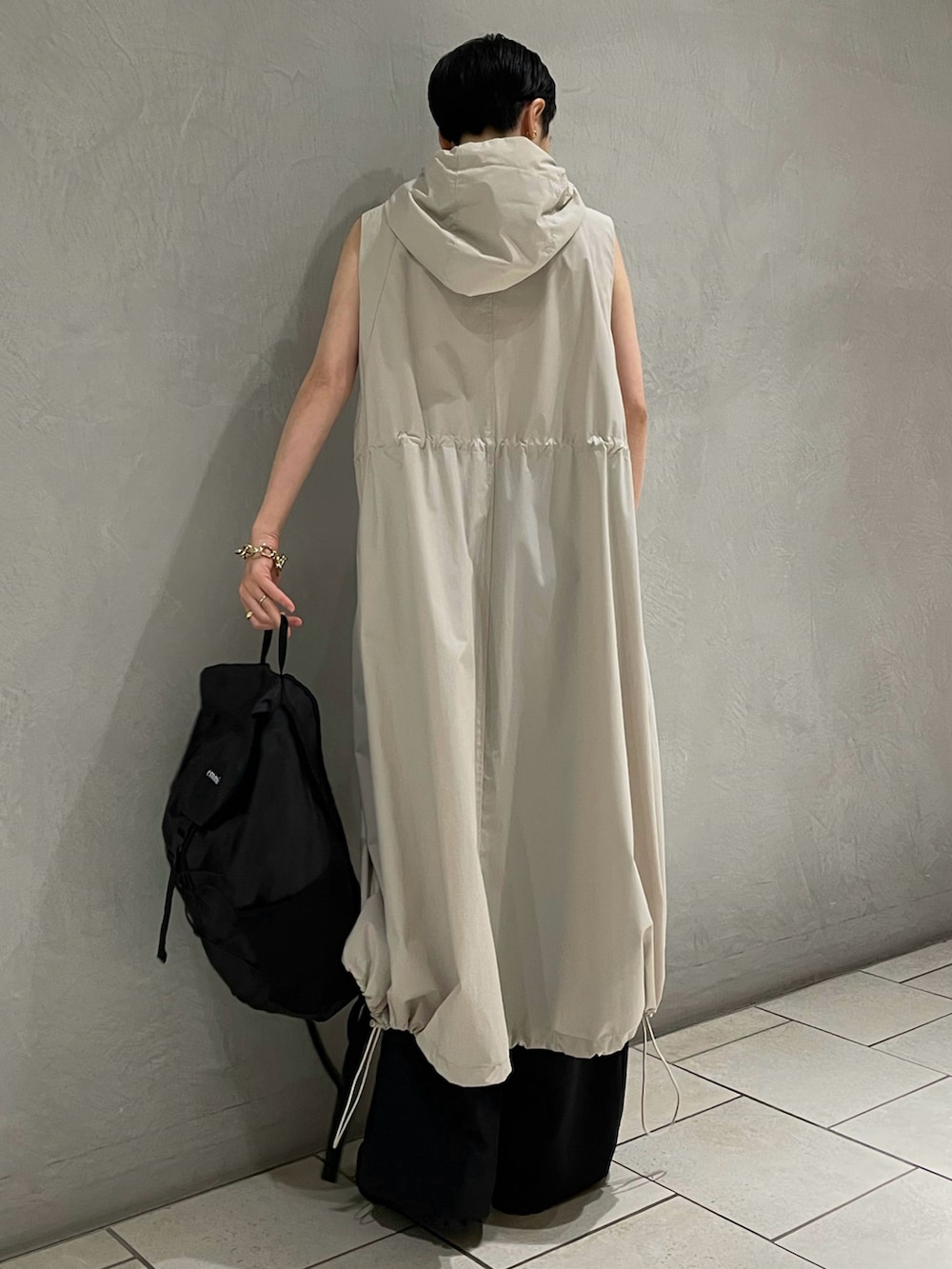 ベージュ系のナイロンジャケット、ブラック系のバックパック/リュック、ブラック系のその他パンツを着用したレディースの夏コーディネートの3枚目の写真