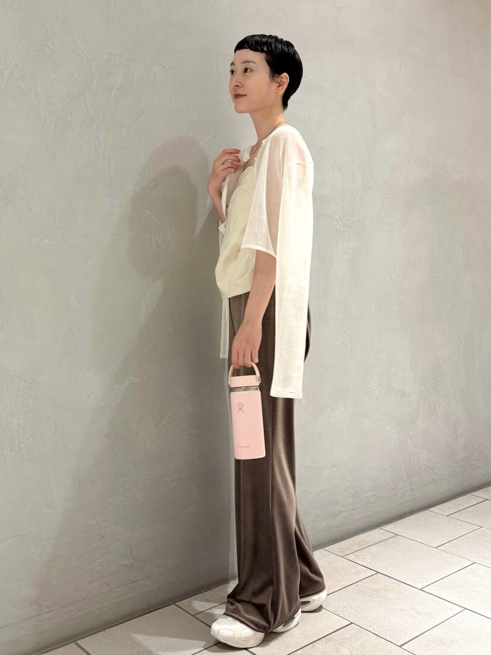 ホワイト系のカーディガン/ボレロ、ホワイト系のTシャツ/カットソー、ブラウン系のその他パンツを着用したレディースの夏コーディネートの2枚目の写真