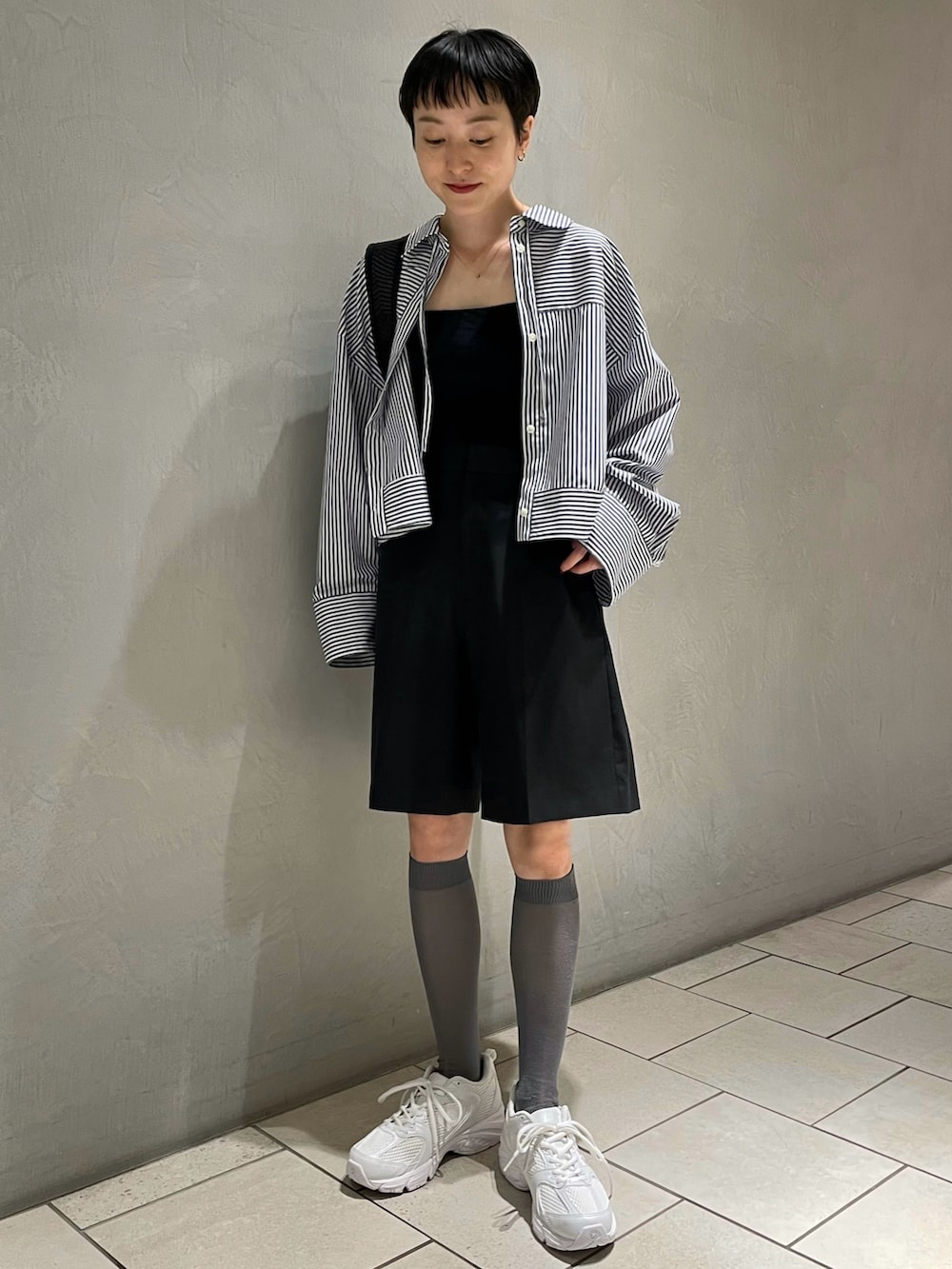 ブラック系のその他パンツ、その他のシャツ/ブラウス、ブラック系のバックパック/リュックを着用したレディースの春コーディネートの2枚目の写真