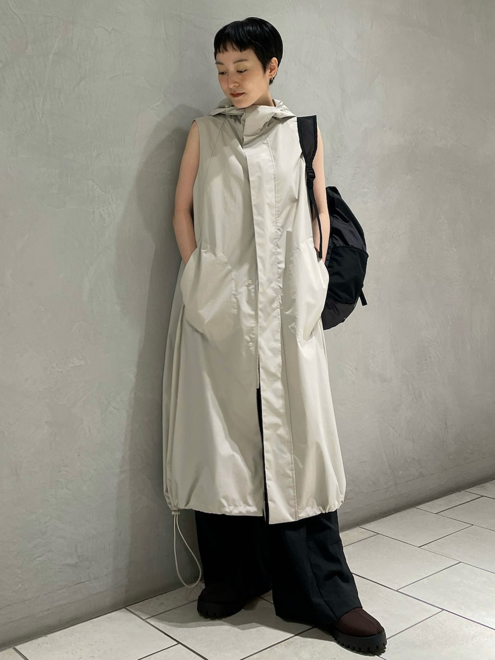 ベージュ系のナイロンジャケット、ブラック系のバックパック/リュック、ブラック系のその他パンツを着用したレディースの夏コーディネートの2枚目の写真