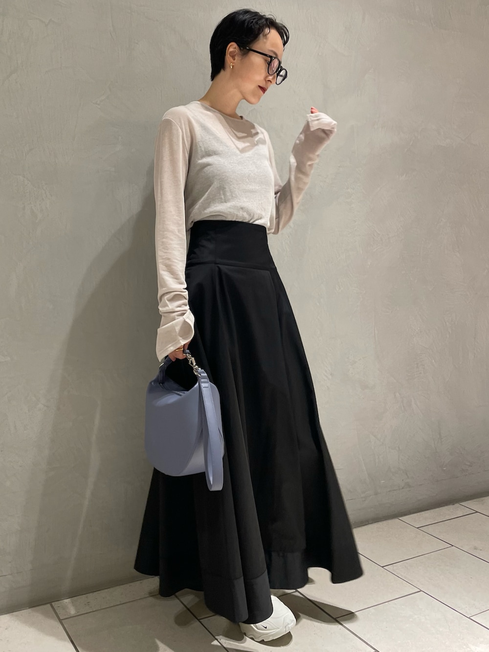ブラック系のキャミソール、グレー系のTシャツ/カットソー、ブラック系のスカートを着用したレディースの冬コーディネートの3枚目の写真