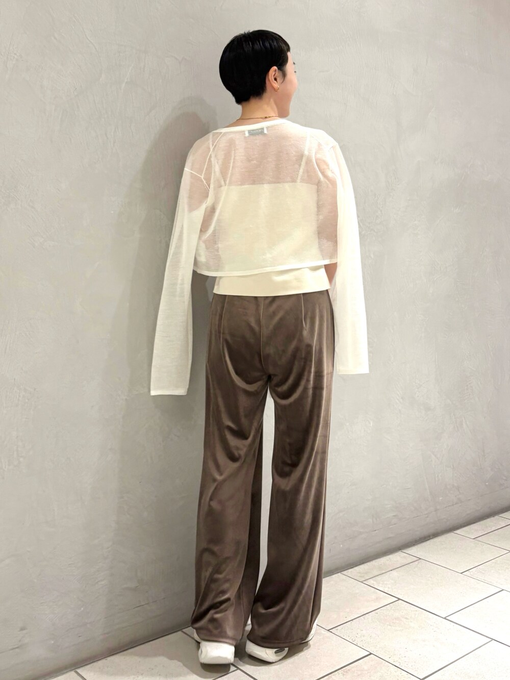 ホワイト系のカーディガン/ボレロ、ホワイト系のTシャツ/カットソー、ブラウン系のその他パンツを着用したレディースの夏コーディネートの5枚目の写真