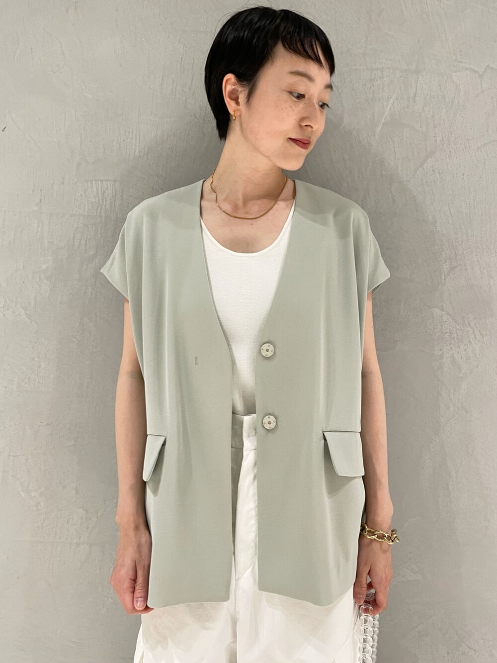 ホワイト系のタンクトップ、グリーン系のワンピース、ホワイト系のその他パンツを着用したレディースの夏コーディネートの3枚目の写真