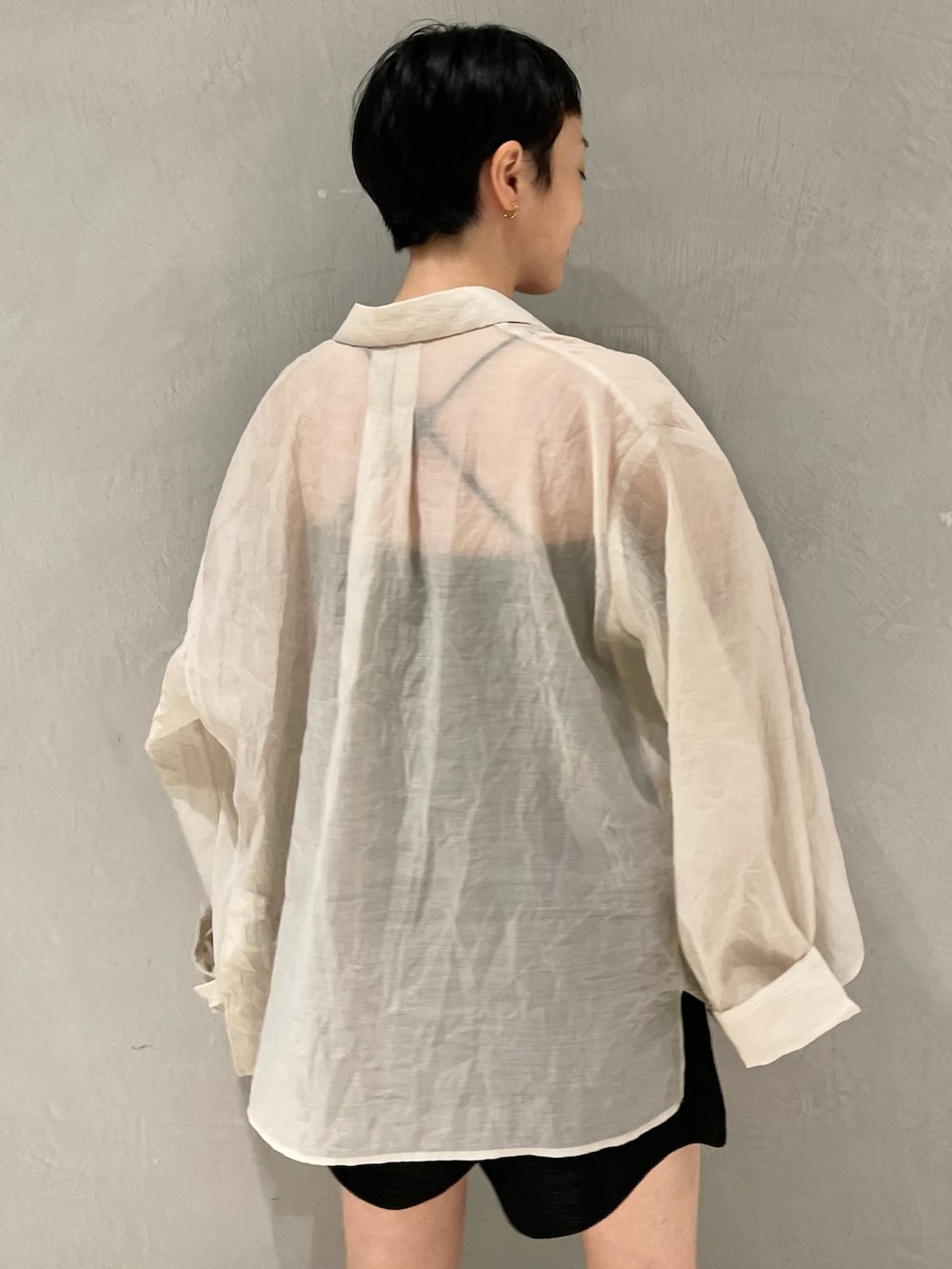 ベージュ系のシャツ/ブラウス、ブラック系のショルダーバッグ、ブラック系のサンダルを着用したレディースの夏コーディネートの4枚目の写真