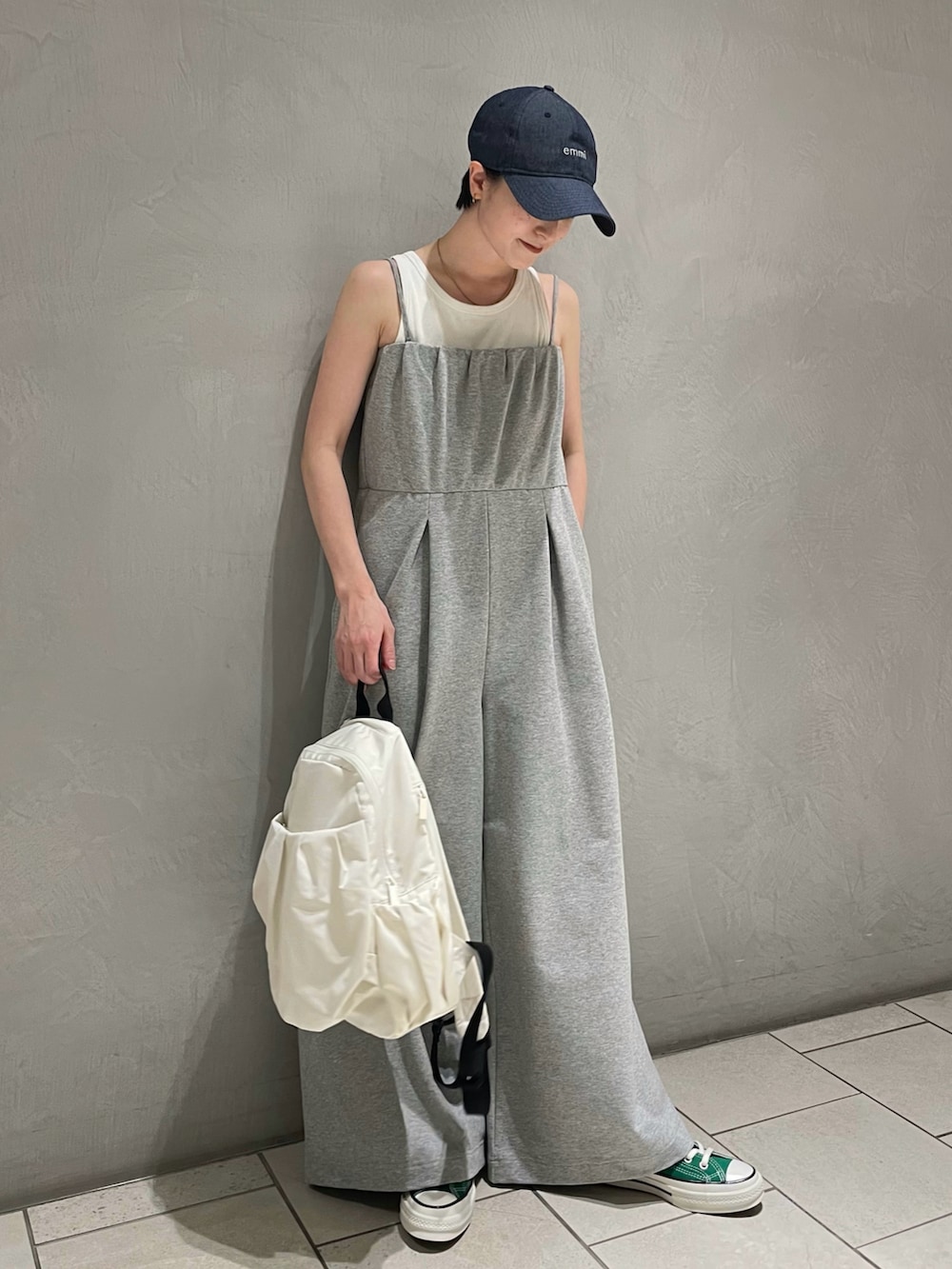 ホワイト系のTシャツ/カットソー、グレー系のつなぎ/オールインワン、ホワイト系のバックパック/リュックを着用したレディースの春コーディネートの3枚目の写真