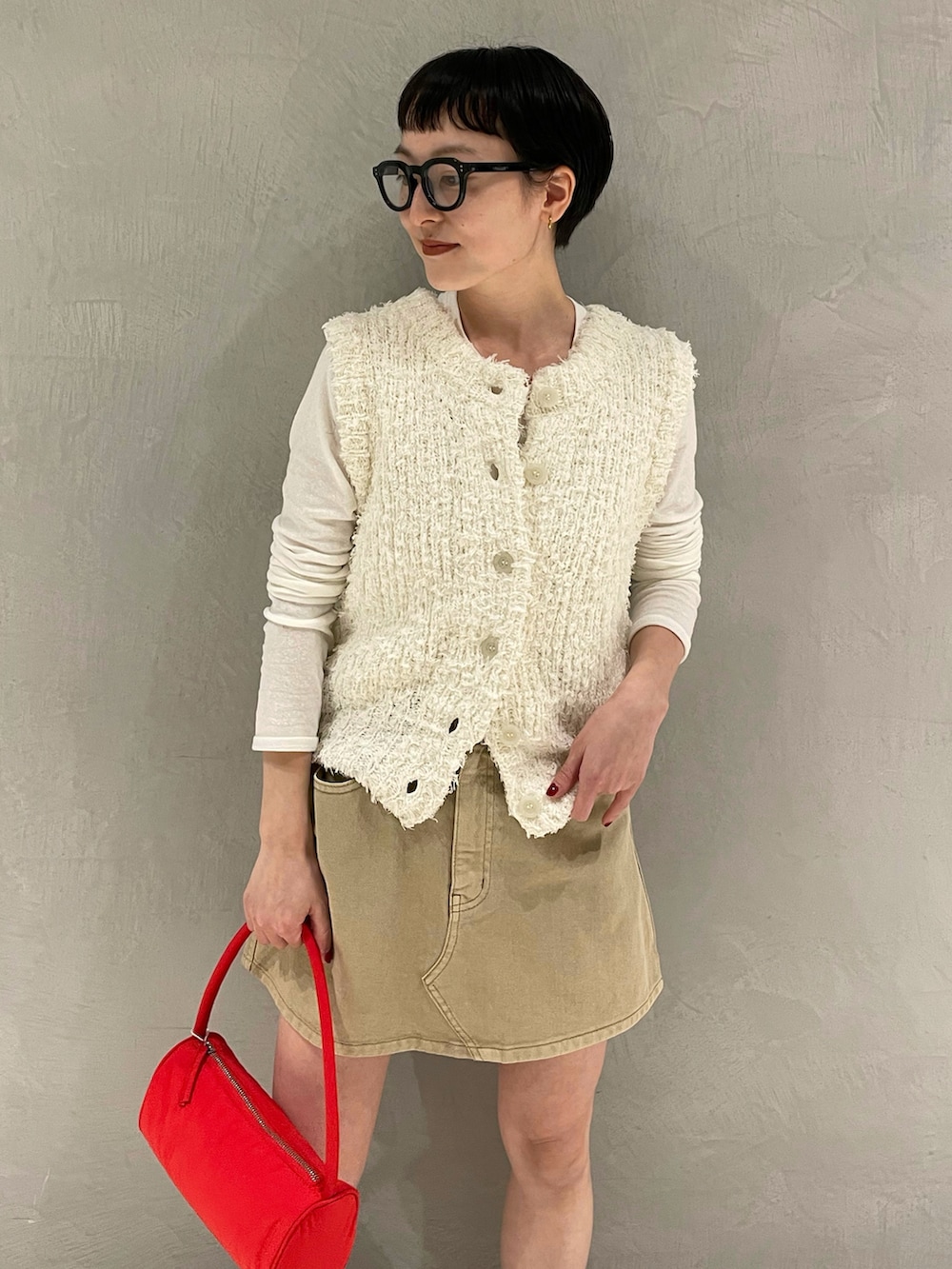 その他のスニーカー、ホワイト系のTシャツ/カットソー、ホワイト系のニット/セーターを着用したレディースの春コーディネートの5枚目の写真