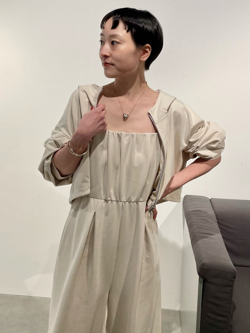 ベージュ系のつなぎ/オールインワン、レッド系のパンプス、ゴールド系のネックレスを着用したレディースの春コーディネートの4枚目の写真