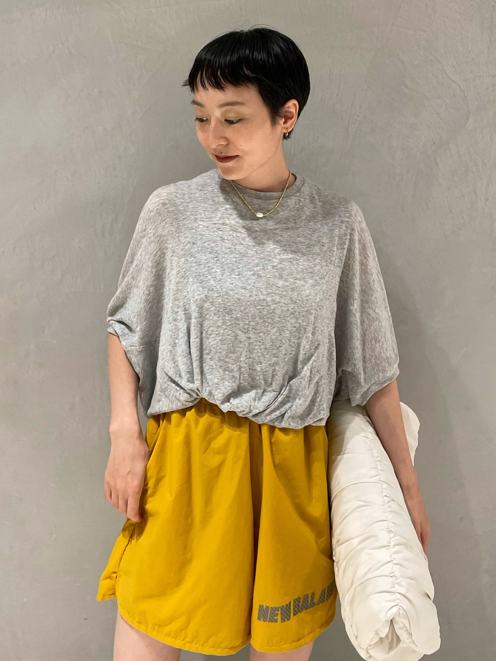 グレー系のTシャツ/カットソー、ホワイト系のトートバッグ、イエロー系のその他パンツを着用したレディースの夏コーディネートの2枚目の写真