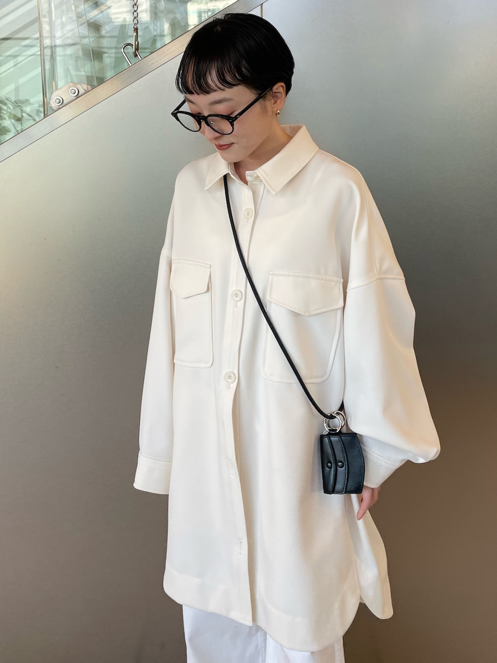 ホワイト系のその他アウター、ホワイト系のデニムパンツ、シルバー系のスニーカーを着用したレディースの冬コーディネートの4枚目の写真