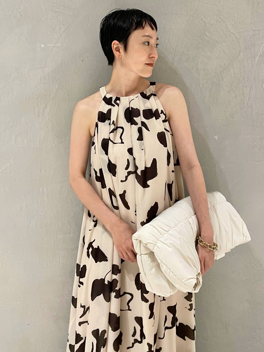 ベージュ系のワンピース、ホワイト系のトートバッグ、ホワイト系のサンダルを着用したレディースの夏コーディネートの3枚目の写真