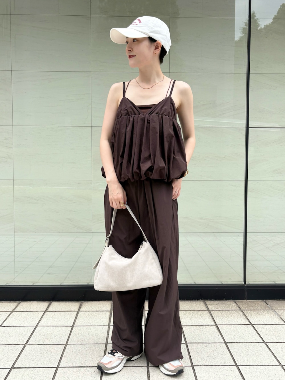 ブラック系のチューブトップ、ブラウン系のその他トップス、ブラウン系のその他パンツを着用したレディースの夏コーディネートの3枚目の写真